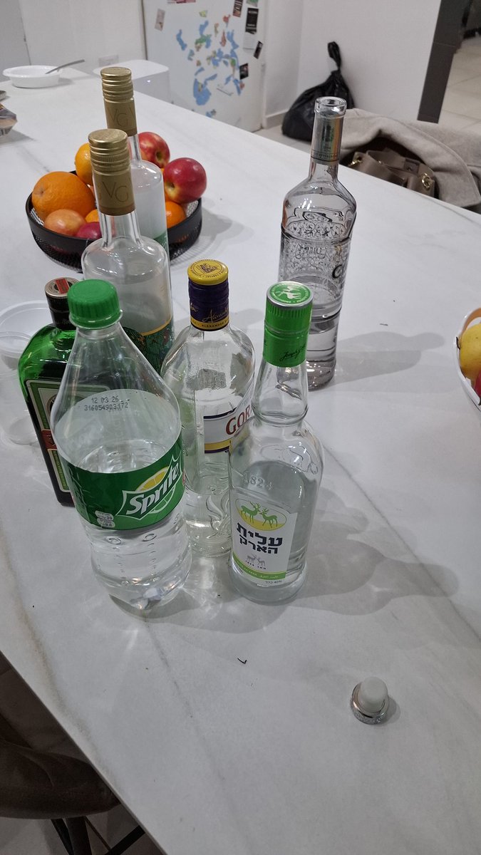 נמצא ביומולדת של חבר
יש פה 90 אחוז אנשים שאני לא מכיר
24 איש במרפסת של מטר על מטר
התקף חרדה משולב אלכוהול בדרך
