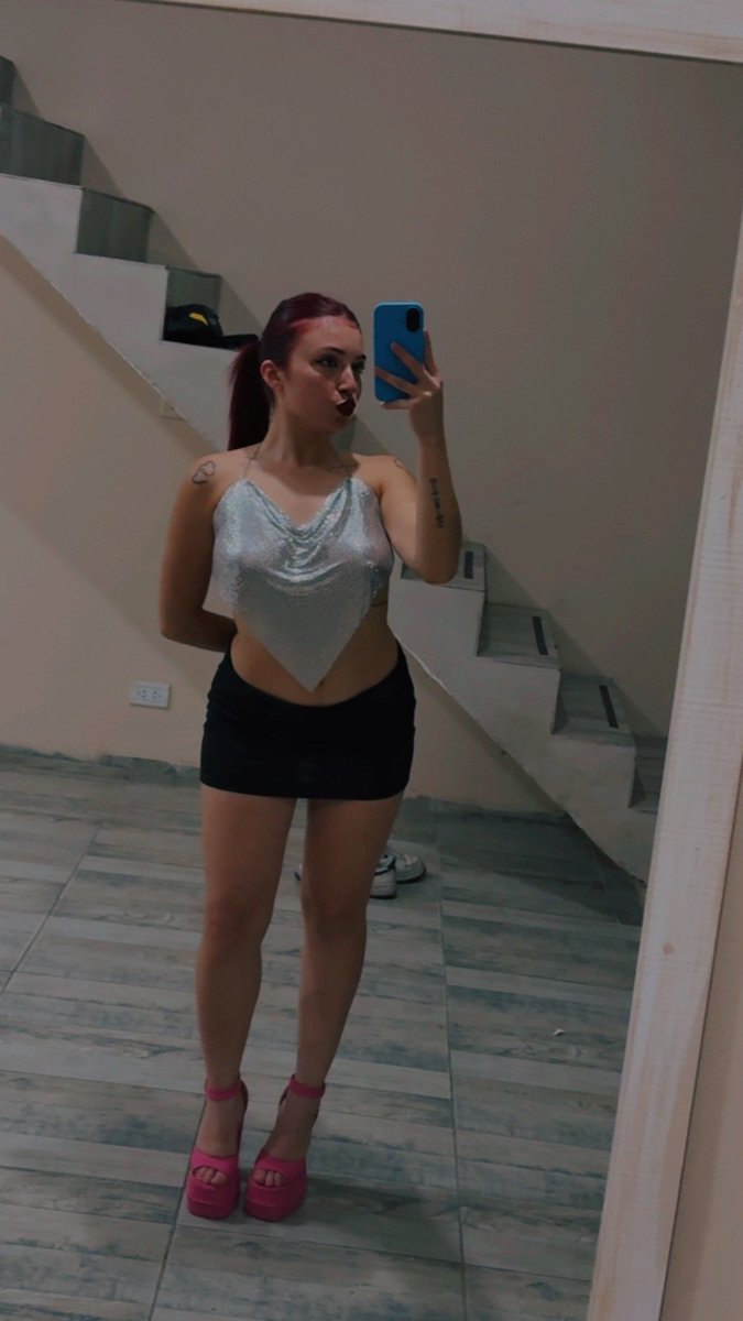 Laura_ztg's tweet photo. Je me suis faites sifflé 3 fois aujourd'hui, ma nouvelle jupe fais son effet https://t.co/06Ku2i26BB