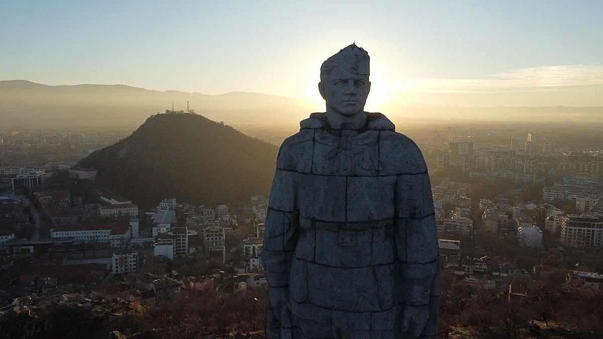 💬 #Zajárova: El monumento a los soldados soviéticos "Alyosha" en la ciudad búlgara de Plovdiv fue profanado de nuevo.

Con su inacción, las autoridades favorecen manifestaciones de revanchismo.

🌹 Pero ciudadanos búlgaros colocan flores a los monumentos de los #HéroesSoviéticos