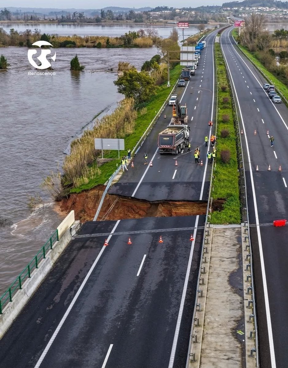 I don't think people in Ireland appreciate what we've been going through in Iberia with the storms and floods.
Yesterday a large dyke collapsed just east of Coimbra and thousands of people are under evacuation warning.
This is the main motorway from Lisbon to Porto today.