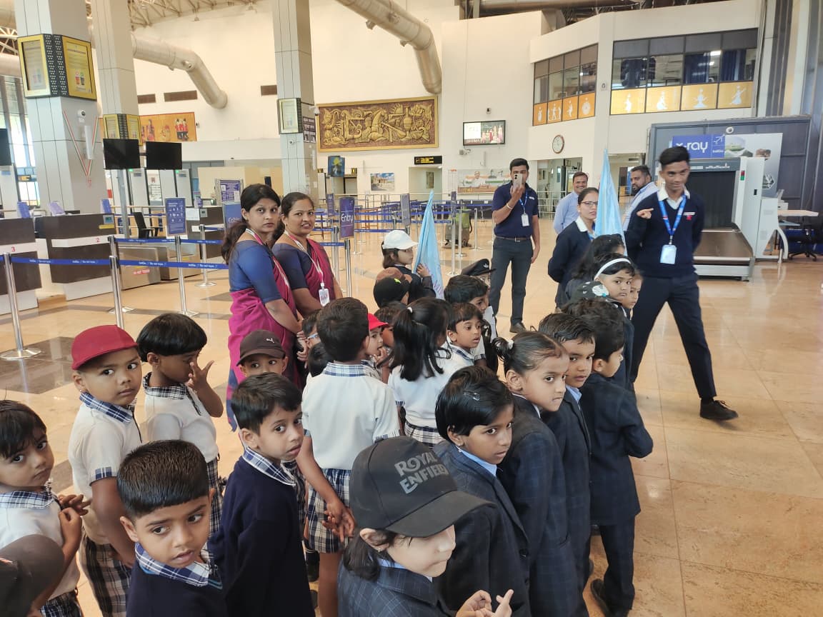 aaiblgairport's tweet photo. Clear skies and bright smiles! โ๏ธ The curious little minds of Vijaya International School visited us for a sneak peek behind the scenes at the airport. Seeing their faces light up at the sight of an aircraft was the highlight of our day! ๐๐ซ #BelagaviAirport #LittleExplorers https://t.co/EaRJ5AFlja