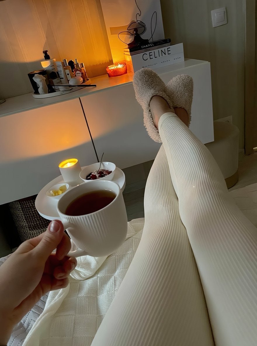 sofiac5k's tweet image. Let the noise fade. All that matters now is the glow of the lamp and the tea heat