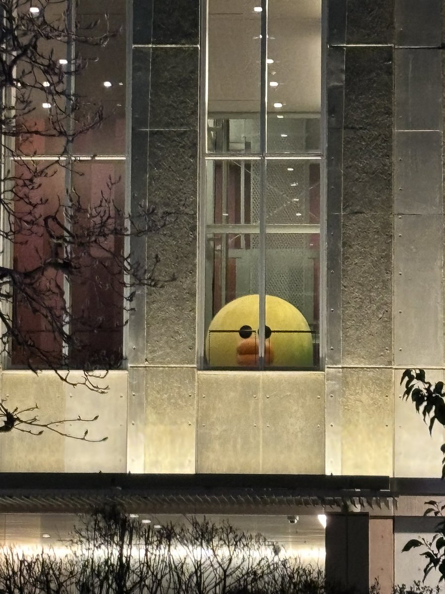 detecorn's tweet photo. 渋谷歩いてたら外からコイツ見えた https://t.co/ycIqN0Pn7O