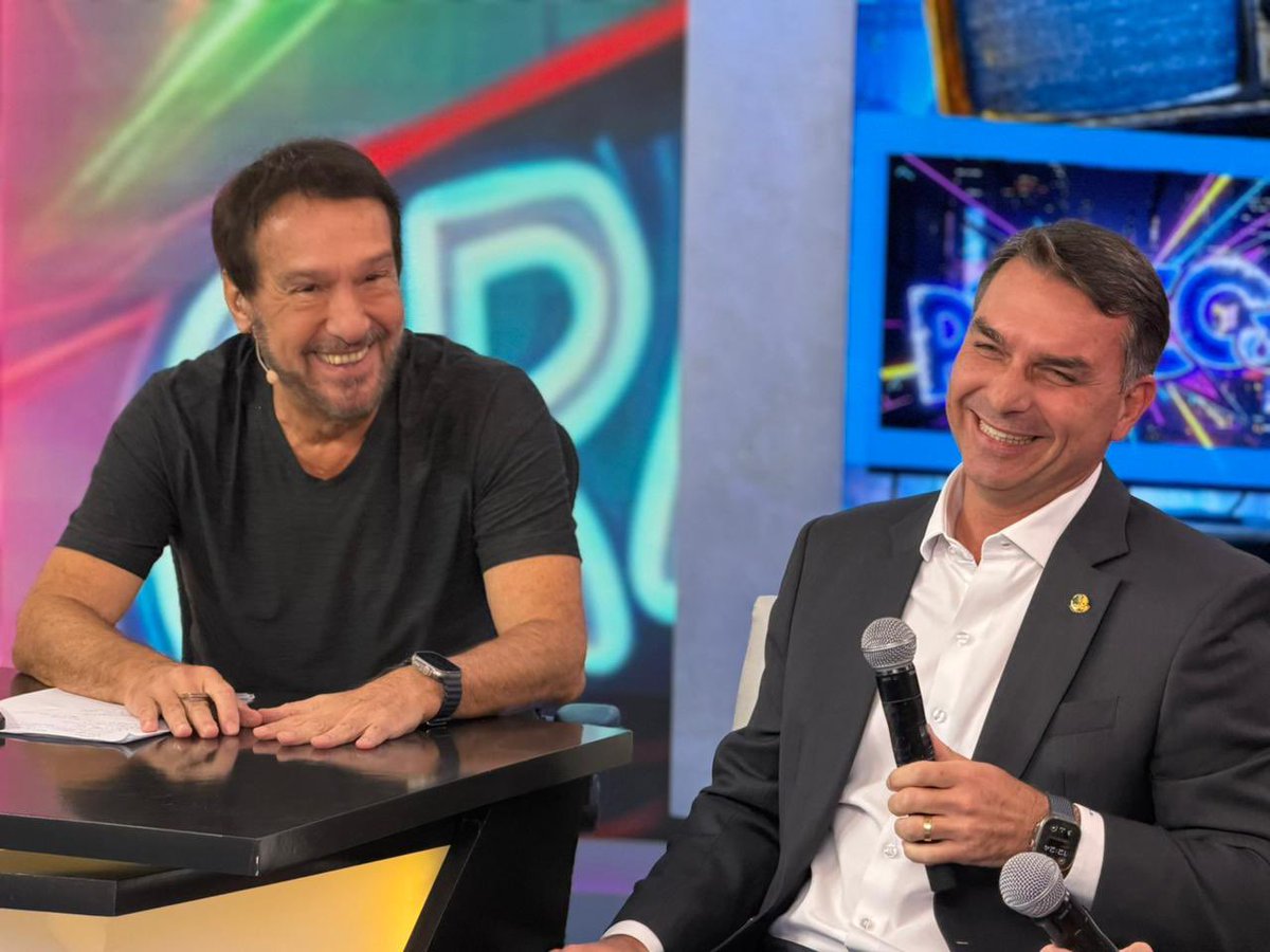 Acessa aí e vem acompanhar o bate-papo com o pessoal do <a href="/programapanico/">Programa Pânico</a>: youtube.com/watch?v=T2z6wQ…