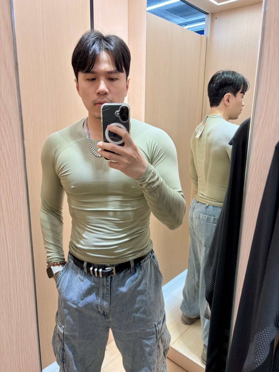 Chun27359220's tweet photo. 試穿迪卡儂很紅的胸肌放大衣 https://t.co/odztJgabiq