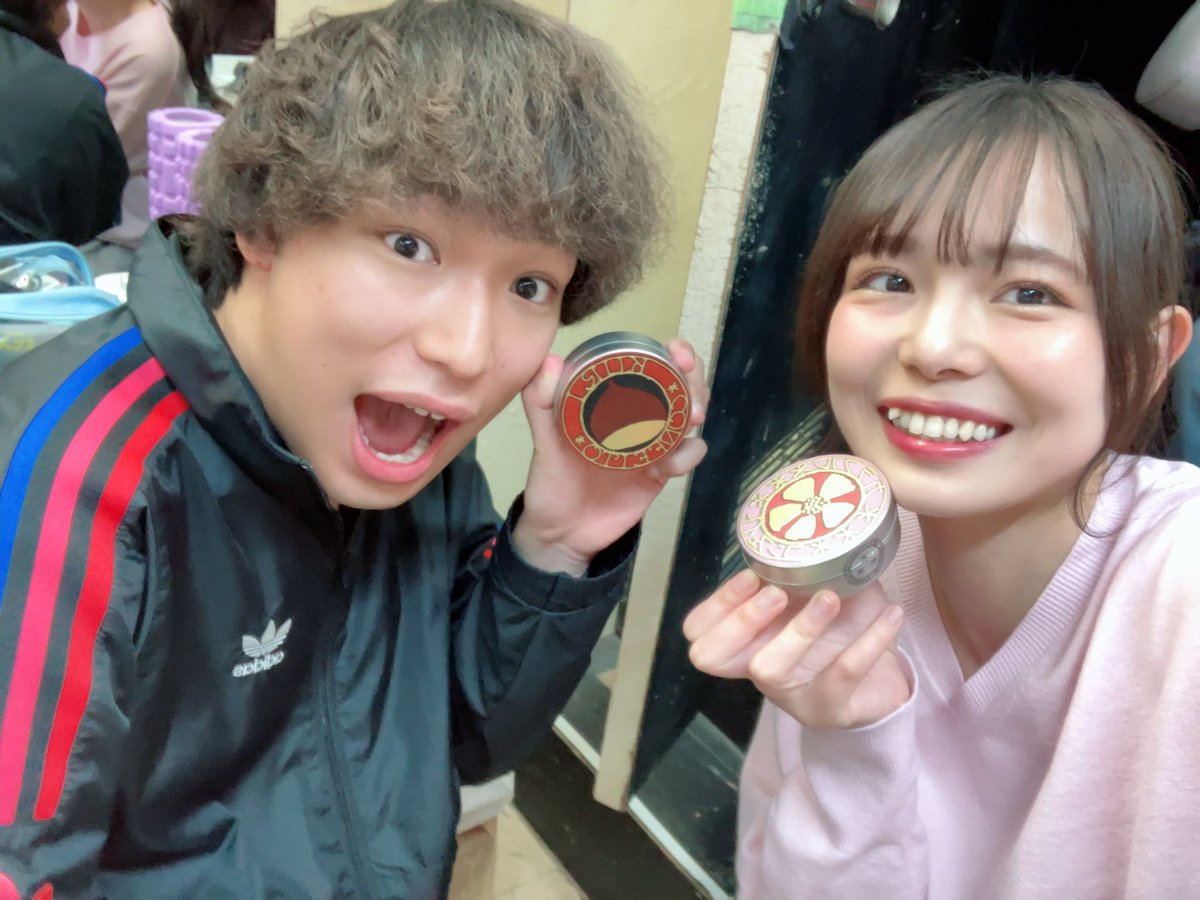 pacterrr's tweet photo. 2日目も満席で、作品も好評で、ほんとただ幸せだ…
素敵な感想は　#星を食べる女 
明日がくるのが楽しみ🫶
14時〜と19時〜、お席あるって！見逃さないでね🌌
チェキもバンバン手に入れたってください🙏

ゆうあくんが金平糖くれた…森下先輩🥺✨
みかねぇも来てくれて嬉しすぎ！酒を沢山貰いました🤣❤️ https://t.co/XH8aNFkqMv