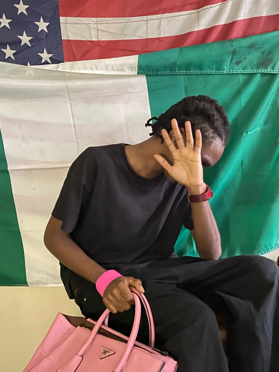 Mowgliboygram's tweet photo. Graffiti on my pink Prada bag next, 😫 https://t.co/wTVYYUqLyf