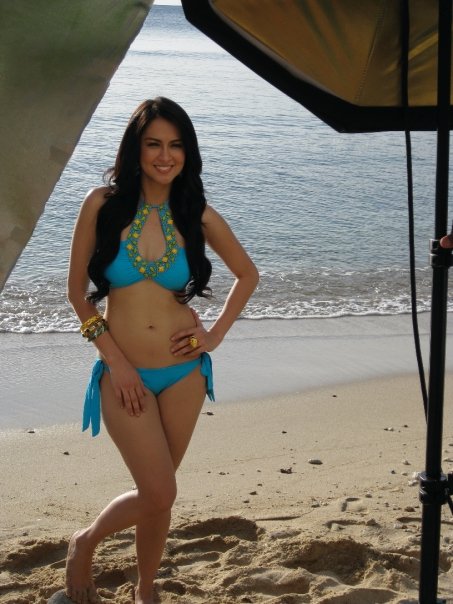 PinaysInShowbiz's tweet photo. Behind-the-scenes. Naghalukay bigla sa Baul. 😊😍

#MarianRivera 
#CosmopolitanPH https://t.co/Bgd2Sq4L36