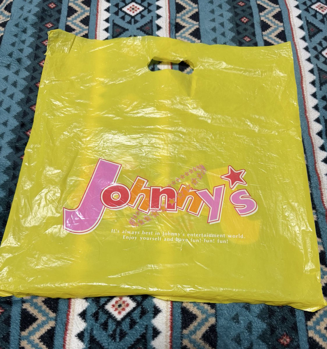 めっちゃ物持ち良いな…(最後に原宿のジャニショに行った時の袋が黄色