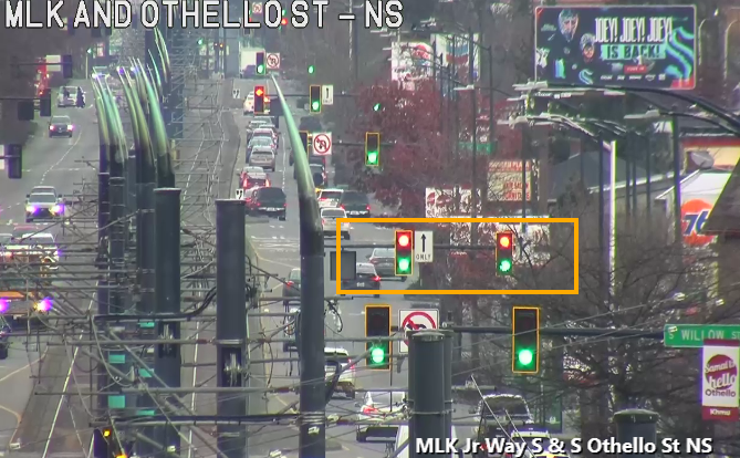 MLK Jr Way S 在S Holly St处所有方向信号闪烁，按全向停止信号处理。