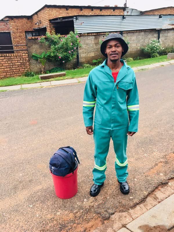 Ndi_Muvenda_'s tweet photo. Melusi Thato Mokone started selling vetkoek in a bucket in the streets, he now owns a mobile kitchen. 🙌🏿 https://t.co/EFNLA6fzhX