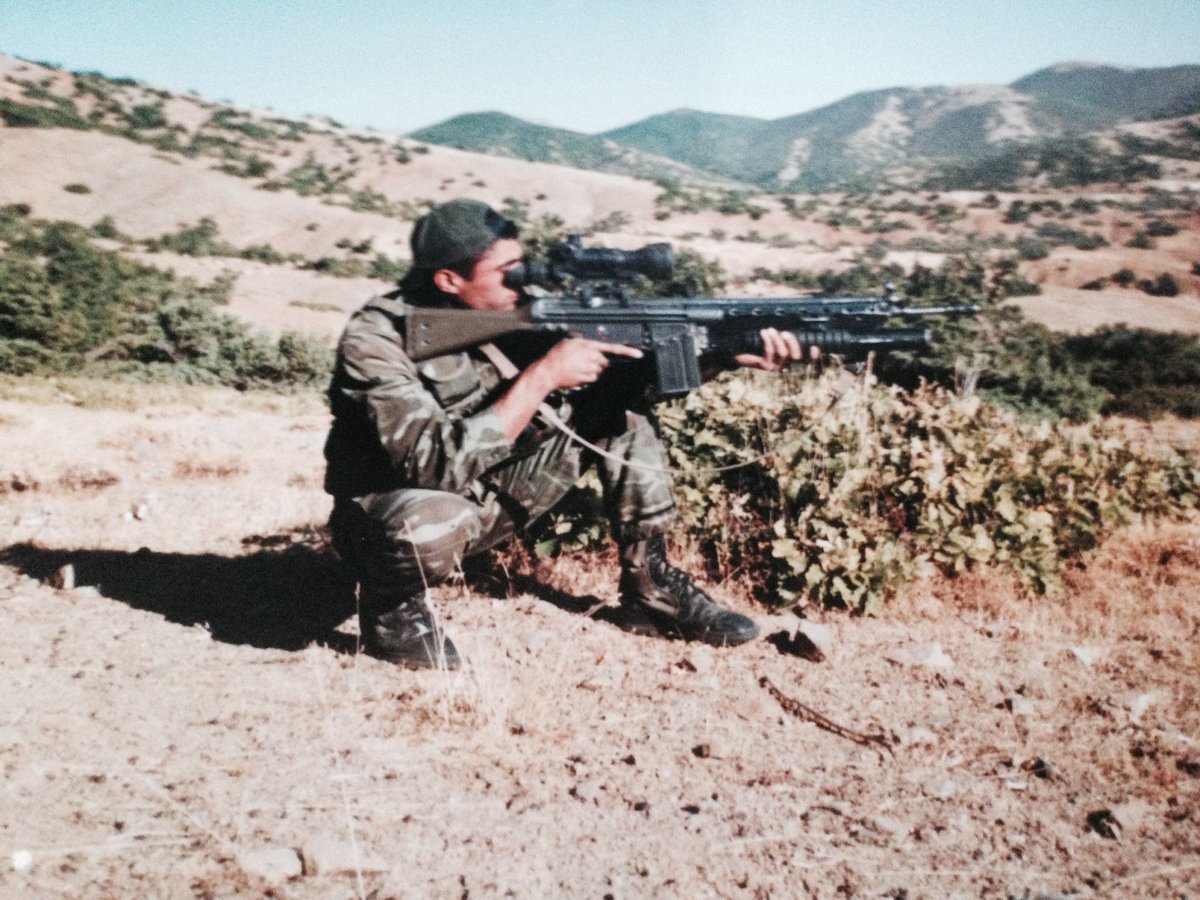 Bir operasyonun özetiydi… Gece geç saatlerdi. Koptum, gittim. Silahım tam dolduruştu. Hava soğuktu; namlu avucumda buz kesiyordu. Bir an duraksadım. Komutanım yanıma geldi ve kulağıma “Sen deli misin, akıllı mısın?” diye fısıldadı.
İçimden ise şunu söyledim: Vatan için