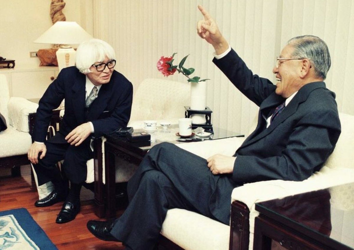 今天，是日本著名作家司馬遼太郎逝世30週年的日子。在日本，他的命日2月12日被稱為「菜花忌」。每到這一天，大阪的司馬遼太郎紀念館都會送給來訪者一枝菜花，那是他生前最喜歡的花，象徵他筆下那種帶著歷史溫度的春天。