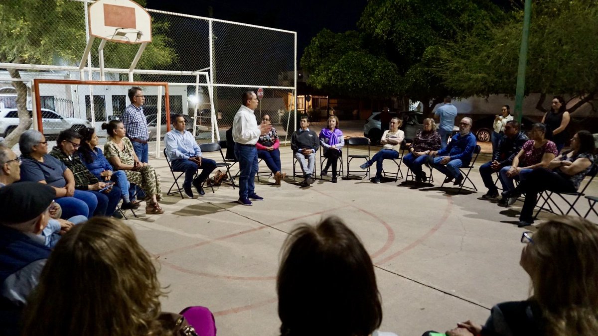 AlexRomeroAyala's tweet photo. Un diálogo franco, directo y constante con la ciudadanía, es indispensable para contar con gobiernos y funcionarios sensibles a las necesidades de la comunidad. 

Ayer, a petición de su comité de vecinos, me reuní con residentes de Rancho Bonito, con quienes tuve una plática muy clara y pactamos hacer equipo para atender las necesidades de la colonia. 

Agradezco también al Oficial Mayor, @RamonCorralA, quien nos hizo el honor de acompañarnos e igualmente se comprometió a hacer equipo con los vecinos de Rancho Bonito. 

Gracias también a la @DGDI_Hmo por atender con prontitud la petición de bacheo en buena parte de las calles de la colonia.