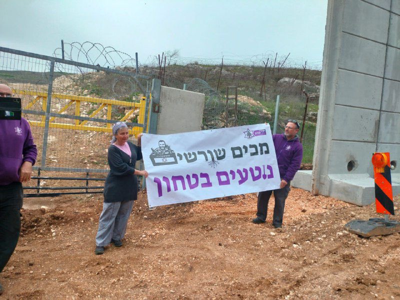 Hebrew Channel 12 reports that dozens of extremist Zionist settlers from “Uri Tzafon” movement crossed the border fence near the Lebanese town of Yaroun and carried out tree-planting activities inside Lebanese territory.

According to the report, the activists are openly