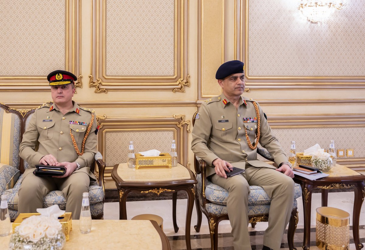 modgovksa's tweet photo. التقى صاحب السمو الملكي الأمير خالد بن سلمان بن عبدالعزيز #وزير_الدفاع، في مكتبه بالرياض، اليوم، معالي قائد قوات الدفاع قائد الجيش الباكستاني المشير عاصم منير.

وجرى خلال اللقاء التأكيد على متانة العلاقات الأخوية الراسخة، والشراكة الإستراتيجية الدفاعية بين البلدين الشقيقين، ودورهما المحوري والريادي في المحافظة على الأمن والسلم الدوليين؛ بما يخدم المصالح المشتركة، ويحقق تطلعات قيادتي البلدين، إضافةً إلى مناقشة عددٍ من القضايا والموضوعات ذات الاهتمام المشترك.

حضر اللقاء صاحب السمو الأمير عبدالرحمن بن محمد بن عياف نائب وزير الدفاع، ومعالي رئيس هيئة الأركان العامة الفريق الأول الركن فياض بن حامد الرويلي، ومعالي مستشار سمو وزير الدفاع لشؤون الاستخبارات الأستاذ هشام بن عبدالعزيز بن سيف.
فيما حضره من الجانب الباكستاني سكرتير معالي قائد قوات الدفاع قائد الجيش اللواء محمد جواد طارق، والملحق العسكري بسفارة جمهورية باكستان الإسلامية لدى المملكة العميد محسن جاويد.