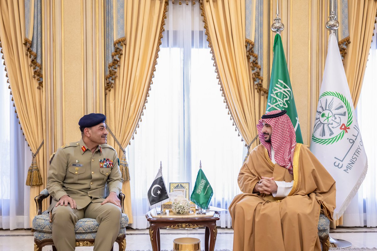 modgovksa's tweet photo. التقى صاحب السمو الملكي الأمير خالد بن سلمان بن عبدالعزيز #وزير_الدفاع، في مكتبه بالرياض، اليوم، معالي قائد قوات الدفاع قائد الجيش الباكستاني المشير عاصم منير.

وجرى خلال اللقاء التأكيد على متانة العلاقات الأخوية الراسخة، والشراكة الإستراتيجية الدفاعية بين البلدين الشقيقين، ودورهما المحوري والريادي في المحافظة على الأمن والسلم الدوليين؛ بما يخدم المصالح المشتركة، ويحقق تطلعات قيادتي البلدين، إضافةً إلى مناقشة عددٍ من القضايا والموضوعات ذات الاهتمام المشترك.

حضر اللقاء صاحب السمو الأمير عبدالرحمن بن محمد بن عياف نائب وزير الدفاع، ومعالي رئيس هيئة الأركان العامة الفريق الأول الركن فياض بن حامد الرويلي، ومعالي مستشار سمو وزير الدفاع لشؤون الاستخبارات الأستاذ هشام بن عبدالعزيز بن سيف.
فيما حضره من الجانب الباكستاني سكرتير معالي قائد قوات الدفاع قائد الجيش اللواء محمد جواد طارق، والملحق العسكري بسفارة جمهورية باكستان الإسلامية لدى المملكة العميد محسن جاويد.