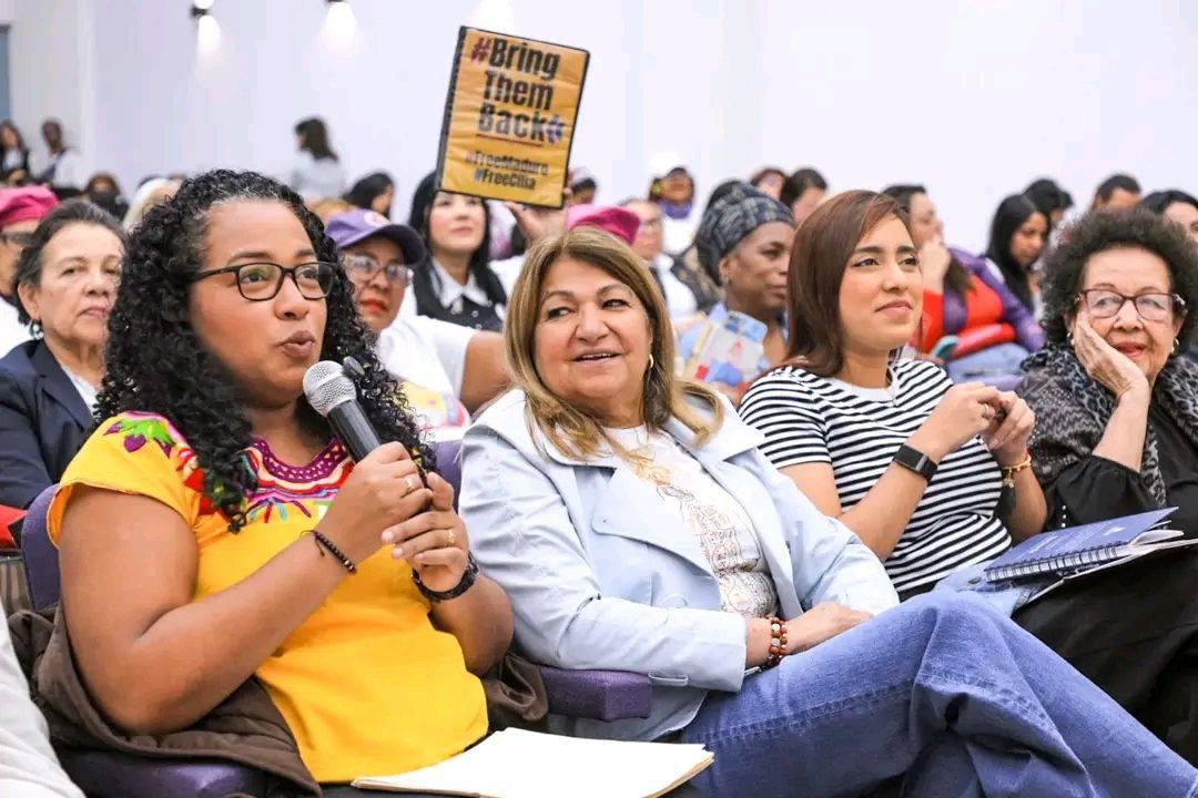 Bringthembackve's tweet photo. Desde el emblemático Salón Las Heroínas del MinMujer se vivió una jornada de fuerza y compromiso con el Encuentro de las Brigadas de Solidaridad Internacional Cilia Flores por La Paz 🕊️🇻🇪 https://t.co/kWx2E5ck21