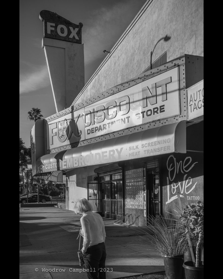 Woody_Campbell's tweet photo. Looking back exactly three years to a repurposed movie theater in Venice California. Day 4,862 of one photograph every day for the rest of my life.
#BlackAndWhite #BNW #Photo #Monochrome #DailyPhoto
#Leica #VeniceCA
#VeniceCalifornia #StreetPhotography #RepurposedSpaces #FoxTheater