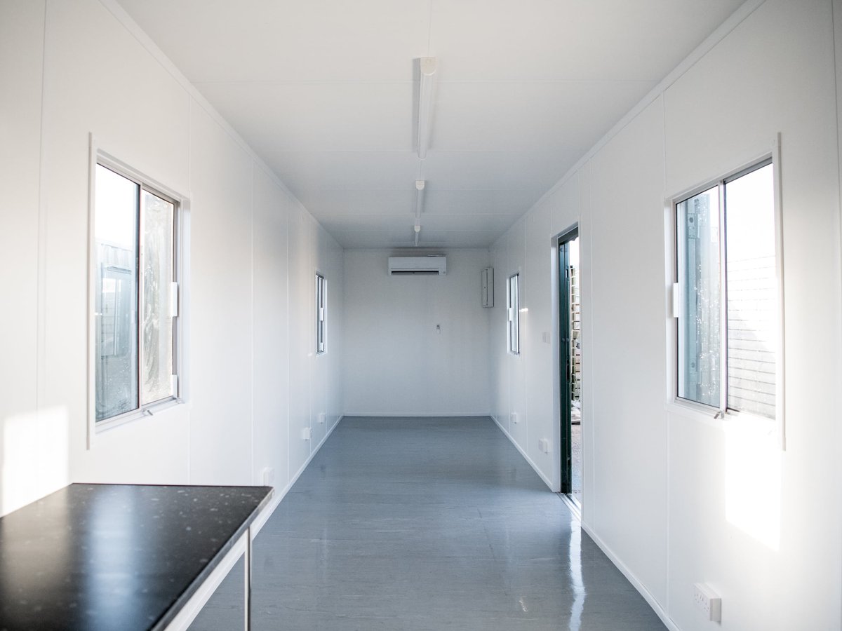 ContainersUK's tweet photo. We recently delivered a converted 40ft container, transformed into a fully functional welfare space.
This gives the team a comfortable place to take a break and recharge during the day. 
Complete with a bathroom and canteen package, full electrics, and an air conditioning system. https://t.co/TKBYCYETnF