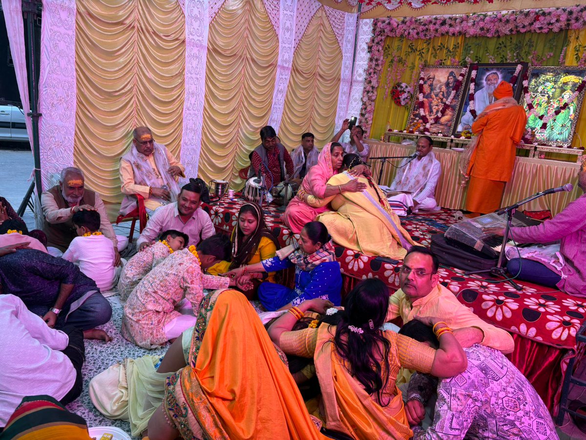 YssMathura's tweet photo. 🌹 #मथुरा शहर में मनाया गया भव्य #मातृ_पितृ_पूजन_दिवस  🕉️

🚩परम पूज्य Sant Shri Asharamji Bapu की पावन प्रेरणा से आज दिनाँक 12 फरवरी को मथुरा शहर में सामूहिक मातृ-पितृ पूजन का आयोजन किया गया🙏🏻

Celebrate True Love
https://t.co/9bQ4LjttCT https://t.co/t8lw4gAnAG