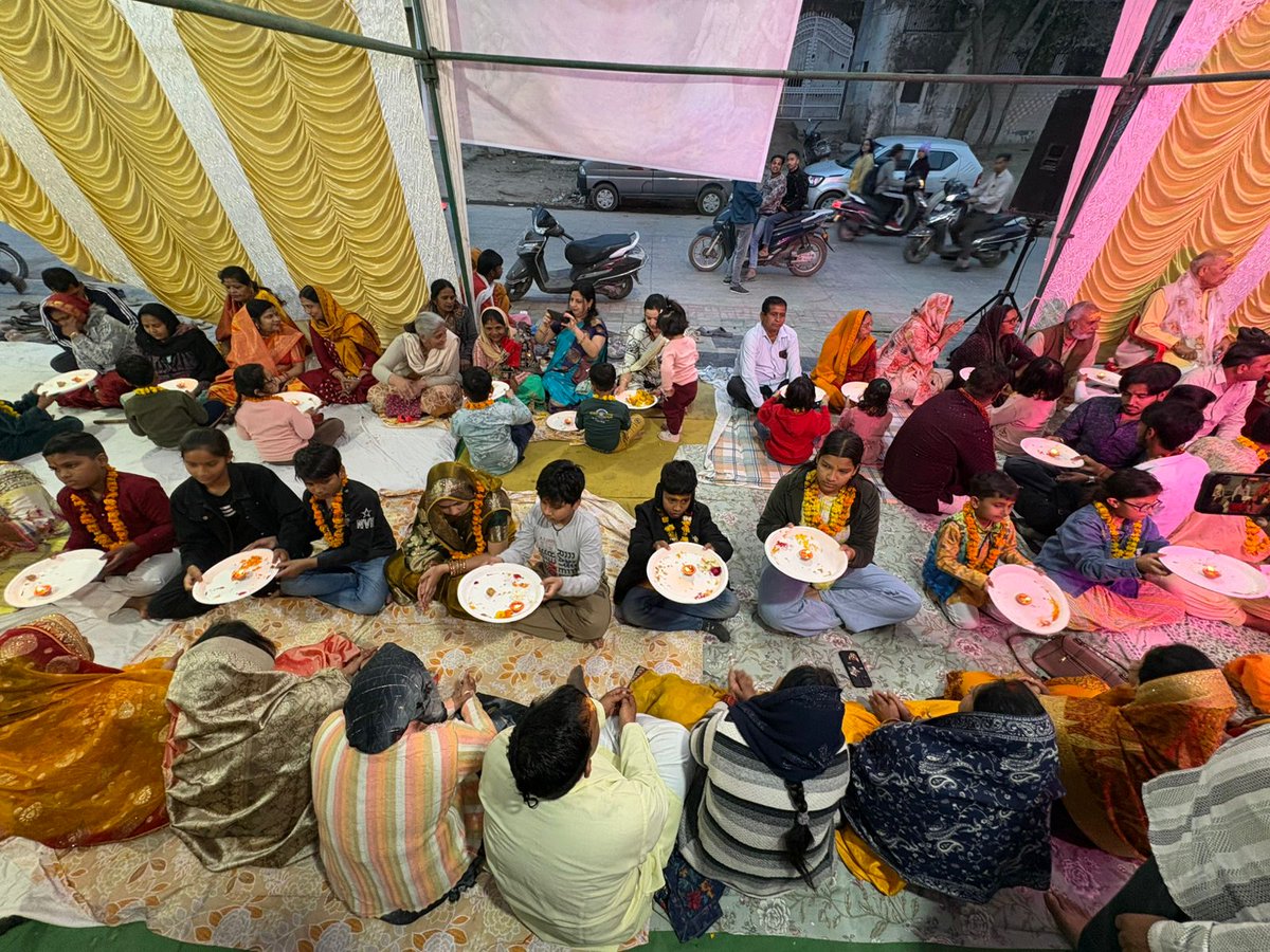 🌹 #मथुरा शहर में मनाया गया भव्य #मातृ_पितृ_पूजन_दिवस  🕉️

🚩परम पूज्य Sant Shri Asharamji Bapu की पावन प्रेरणा से आज दिनाँक 12 फरवरी को मथुरा शहर में सामूहिक मातृ-पितृ पूजन का आयोजन किया गया🙏🏻

Celebrate True Love
facebook.com/share/p/1Ar5wd…