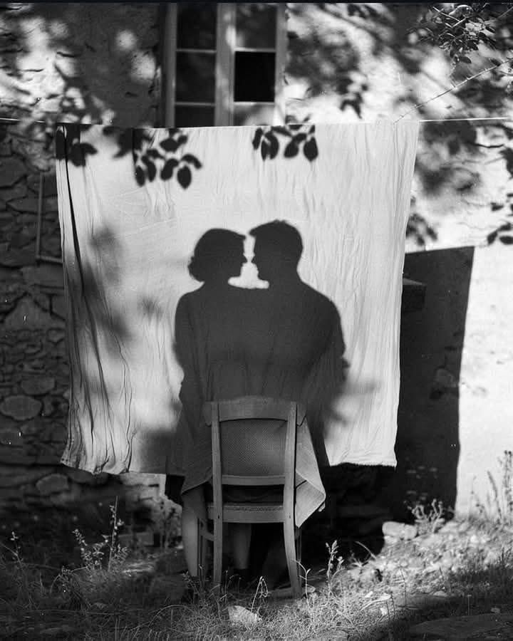 roux_isabelle's tweet image. " Tu donnes des rêves à mes nuits, des chansons à mes matins, des buts à mes jours et des désirs solaires à mes rouges crépuscules.

   Tu donnes sans fin...

   Je suis tout ce que tu veux.

   Et je serai esclave ou roi selon que tu t'irrites ou souris.

   Mais ce qui me fait…