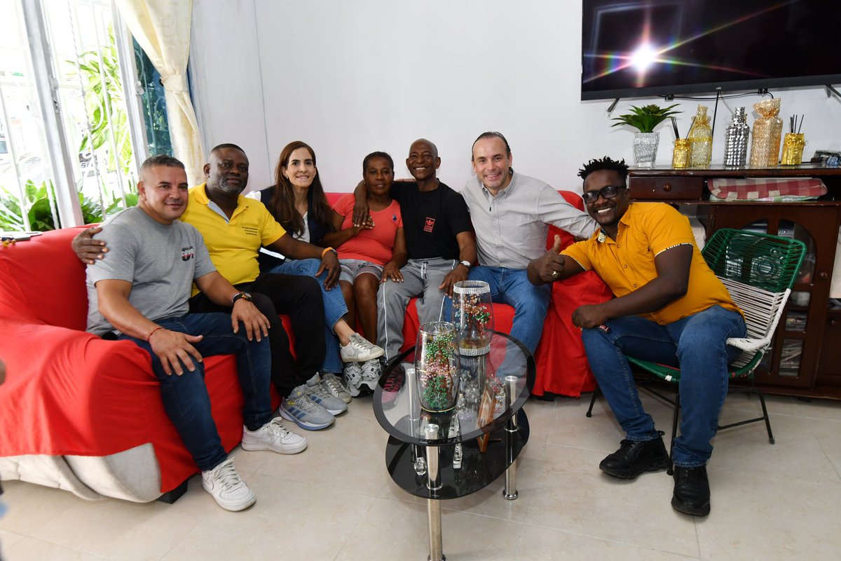 Hoy vine a la comuna 15 para ver cómo quedaron los mejoramientos de vivienda que hicimos donde Jose Libio, Ramiro, María Nury y Benito. 

Ya hemos transformado 105 hogares en esta comuna y más de 1.000 en toda Cali. Pisos, cocinas, baños y techos nuevos que significan dignidad y