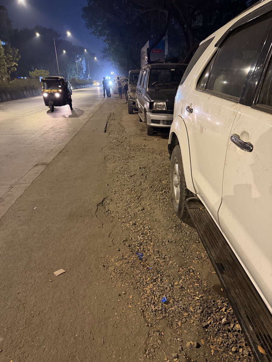 Vash1408's tweet photo. Footpath hijacked by illegal parking, hawkers &amp; cows. Roads neglected and unsafe. Authorities must act now.
At Juhu Versova Link Road. Things going from bad to worse daily 👎🏻
@AmeetSatam @rohanrathodBJP @mybmc @MumbaiPolice @MMRDAOfficial @Dev_Fadnavis @AndheriLOCA @mumbaimirror https://t.co/yjzPh3RUnl