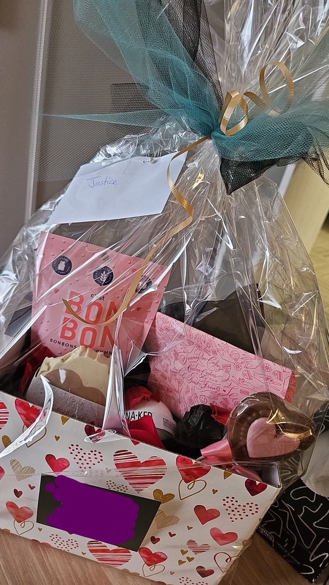 awww look what my pookie got delivered to my work for Valentine's Day 🥹

he knew I'd have tomorrow off and that I've always wanted to receive something at work 😭🖤