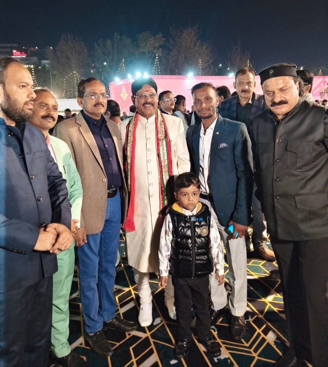 TwitTeesriaank's tweet photo. माननीय न्यायमूर्ति  डॉ गौतम चौधरी जी के सुपुत्र दिव्यांशु चौधरी जी के विवाहोपरांत  11 फरवरी 2026 को आयोजित  बहुभोज कार्यक्रम में माननीय जी के साथ अविस्मरणीय पल। https://t.co/WvyrfsF1Ul