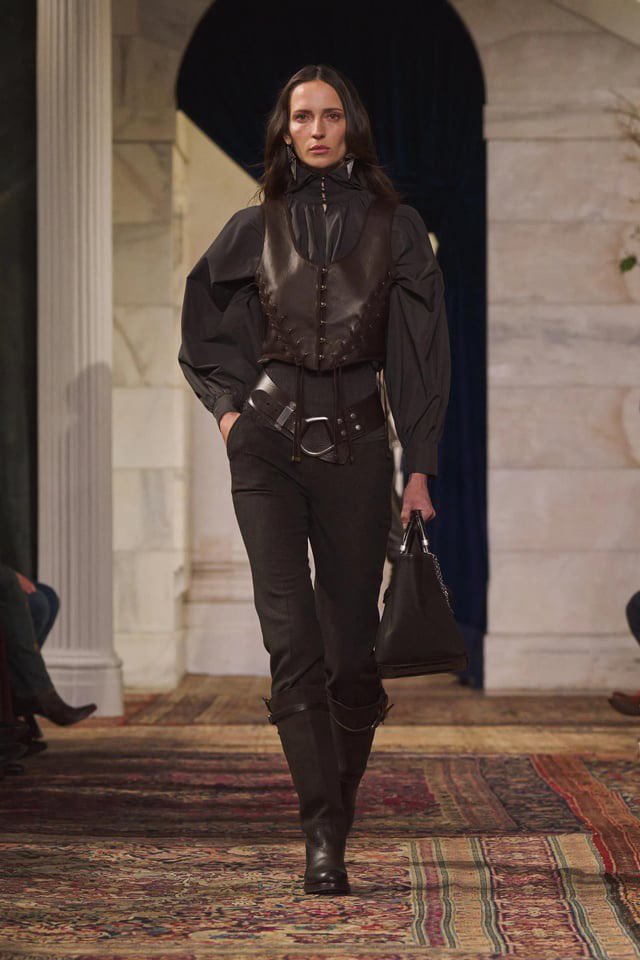 aleleleeeeee's tweet photo. como uma pessoa obcecada na releitura de elementos medievais nos anos 90 ralph lauren fw2026 foi feita exclusivamente para mim https://t.co/zFYOcLLoDR