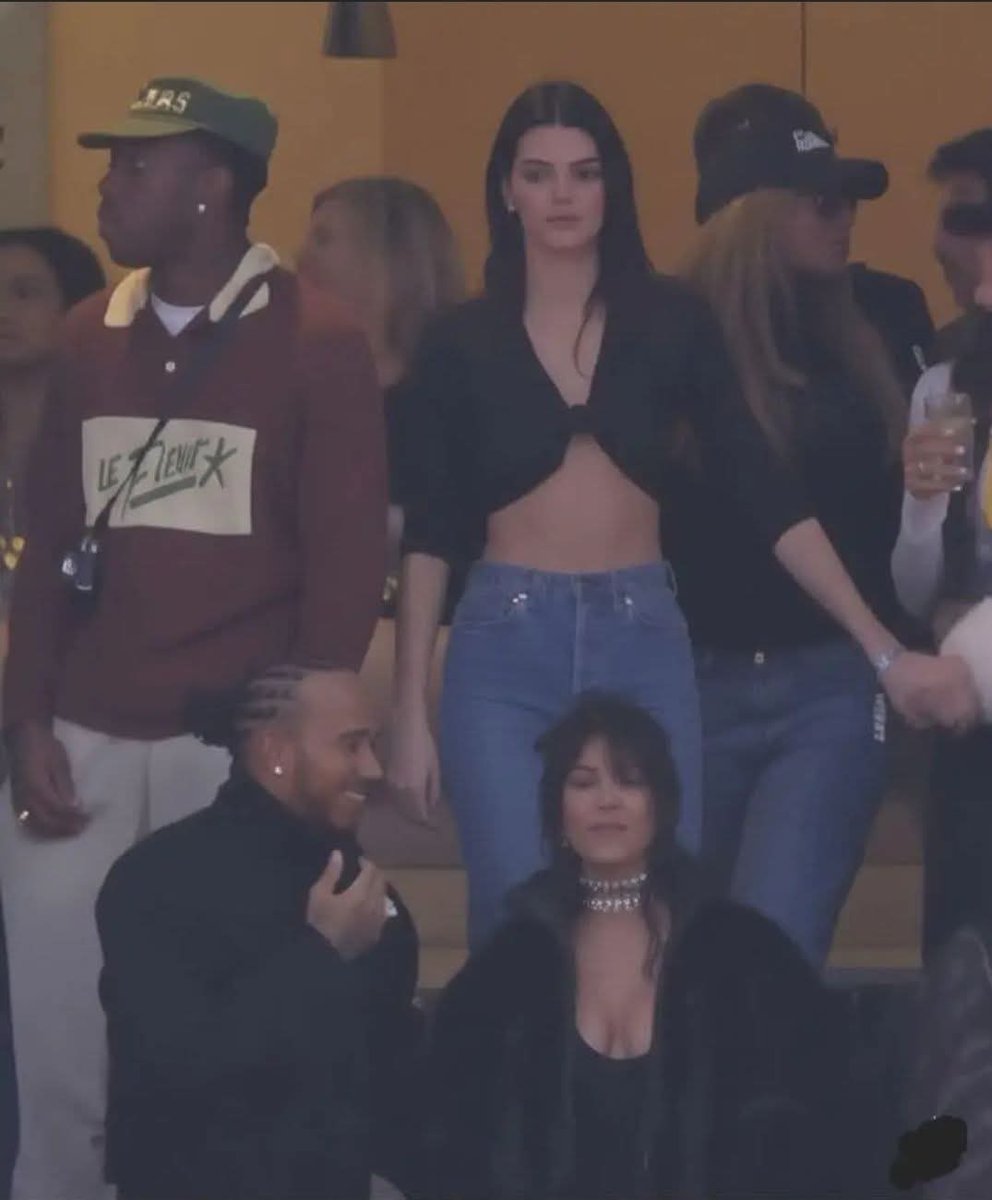 😅💔 C’est digne d’un scénario Netflix… mais c’est réel.

Kendall Jenner est en train de danser au concert de son ex Bad Bunny… juste derrière son autre ex Lewis Hamilton… qui serait désormais proche de sa sœur aînée…

Et pour couronner le tout, Bad Bunny vient de recevoir le