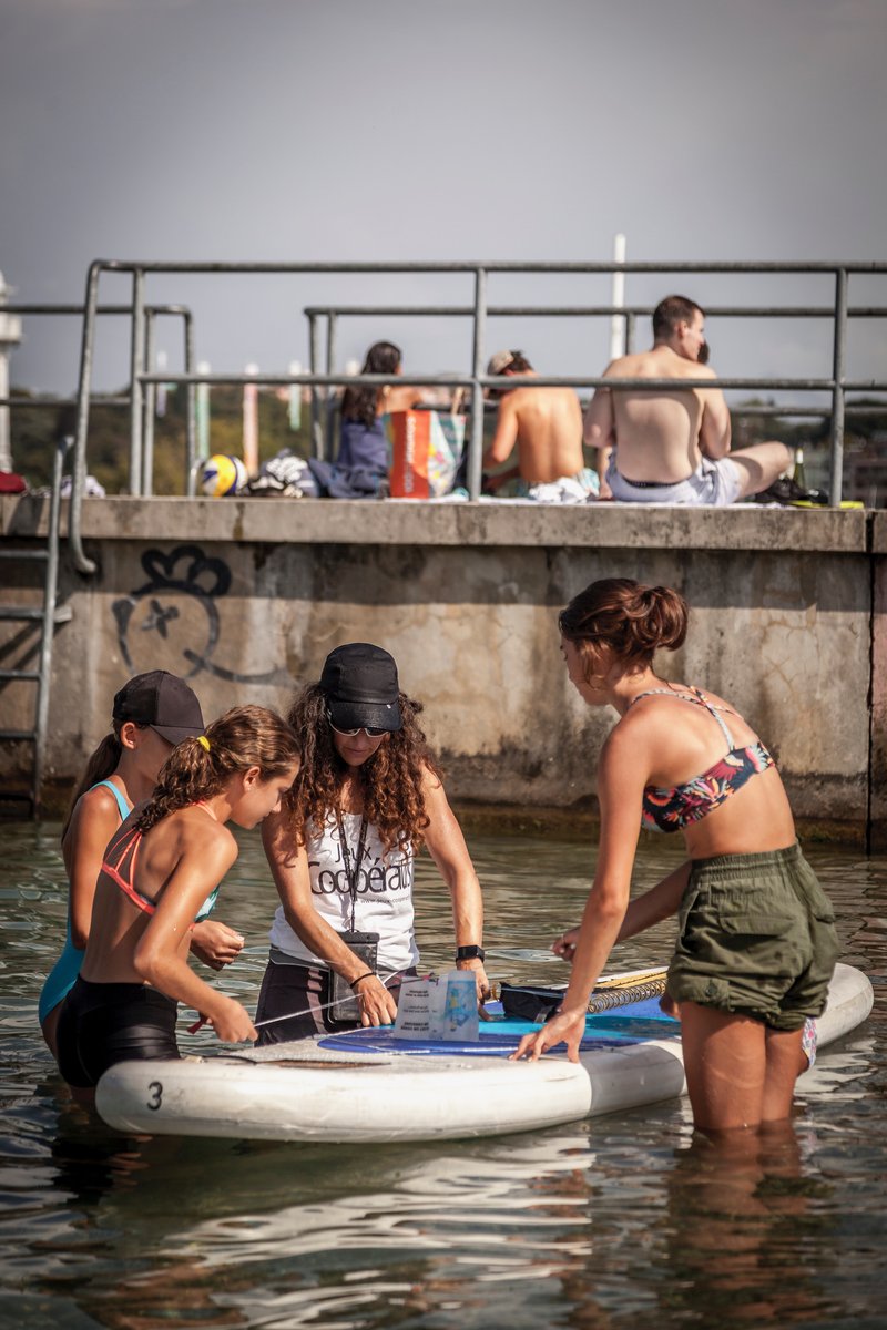JeuxCooperatifs's tweet photo. Toute cette pluie nous rappelle un souvenir mouillé et heureux 💦
Cet été aux Bains des Pâquis, nous avons proposé des défis coopératifs dans le lac pour favoriser la rencontre entre tous les publics 🤝🏼

Merci à Damien Durandière pour les photos ✨

🔗 https://t.co/eCgJE9HJSz https://t.co/A7eElxk2FZ
