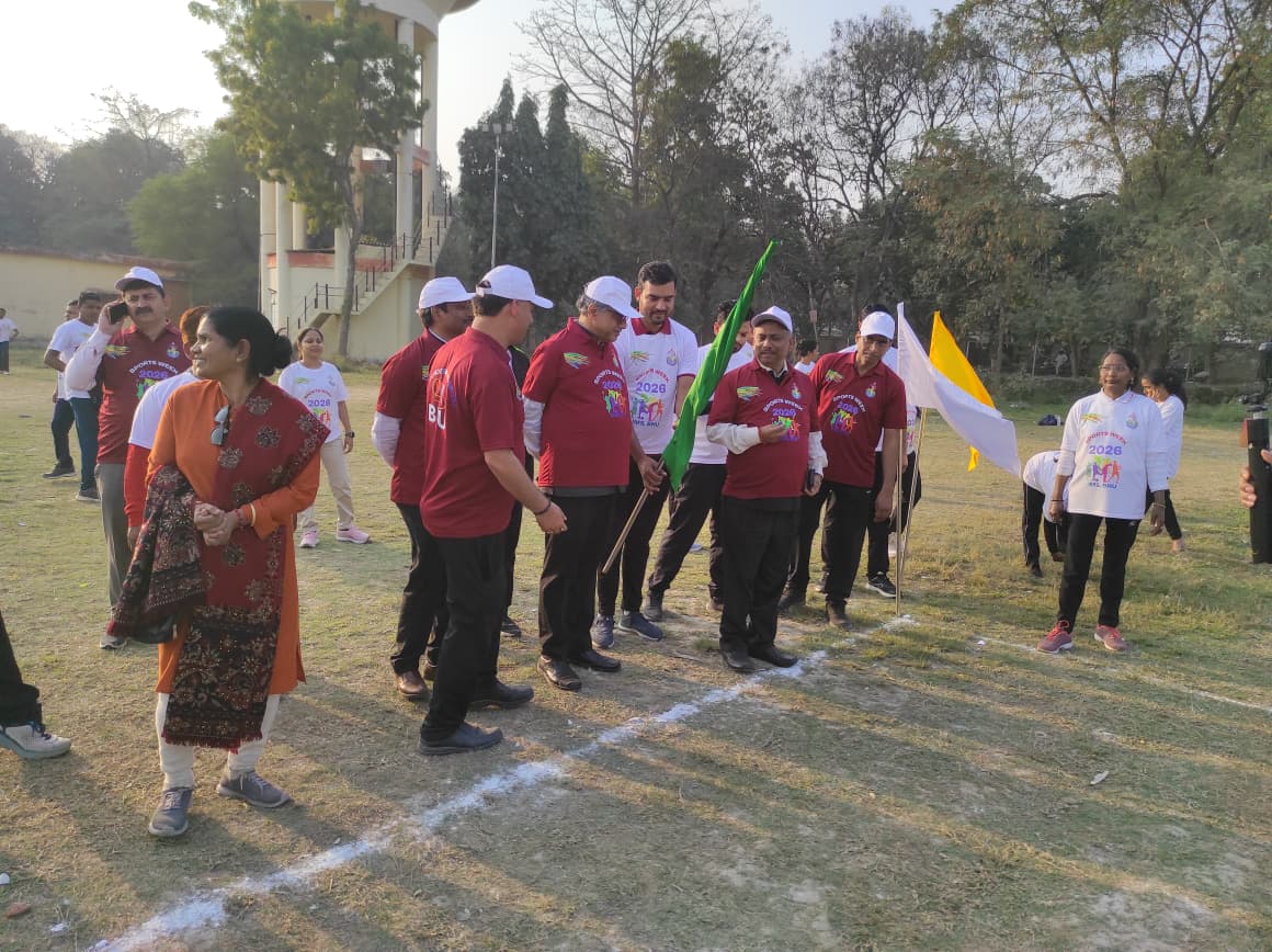 SSH_IMS_BHU's tweet photo. "नेतृत्व का साथ, जीत का विश्वास!🤝
आज SSH,IMS-BHU स्पोर्ट्स वीक में डायरेक्टर प्रो. एस. एन. शंखवार सर और M.S. प्रो. के. के. गुप्ता सर ने खिलाड़ियों से मुलाकात की और उनका हौसला बढ़ाया। क्र��केट और 100/200 मीटर रेस के मैदान पर आज जोश दोगुना था! 🔥 #IMSBHU #SportsWeek2026 @bhupro https://t.co/AXYhz1Ts0p