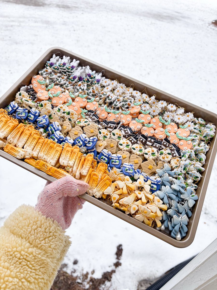 aimee makes earrings • tweet media