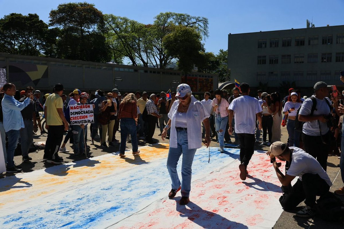 Solo el 15% de los asistentes en la Plaza El Rectorado en la UCV eran estudiantes, los demas eran viejas del Cafetal y periodistas, que intentan desestabilizar el país en el Día de la Juventud.

Dato importante: intentaron hacer una bandera de Venezuela "PISANDOLA".