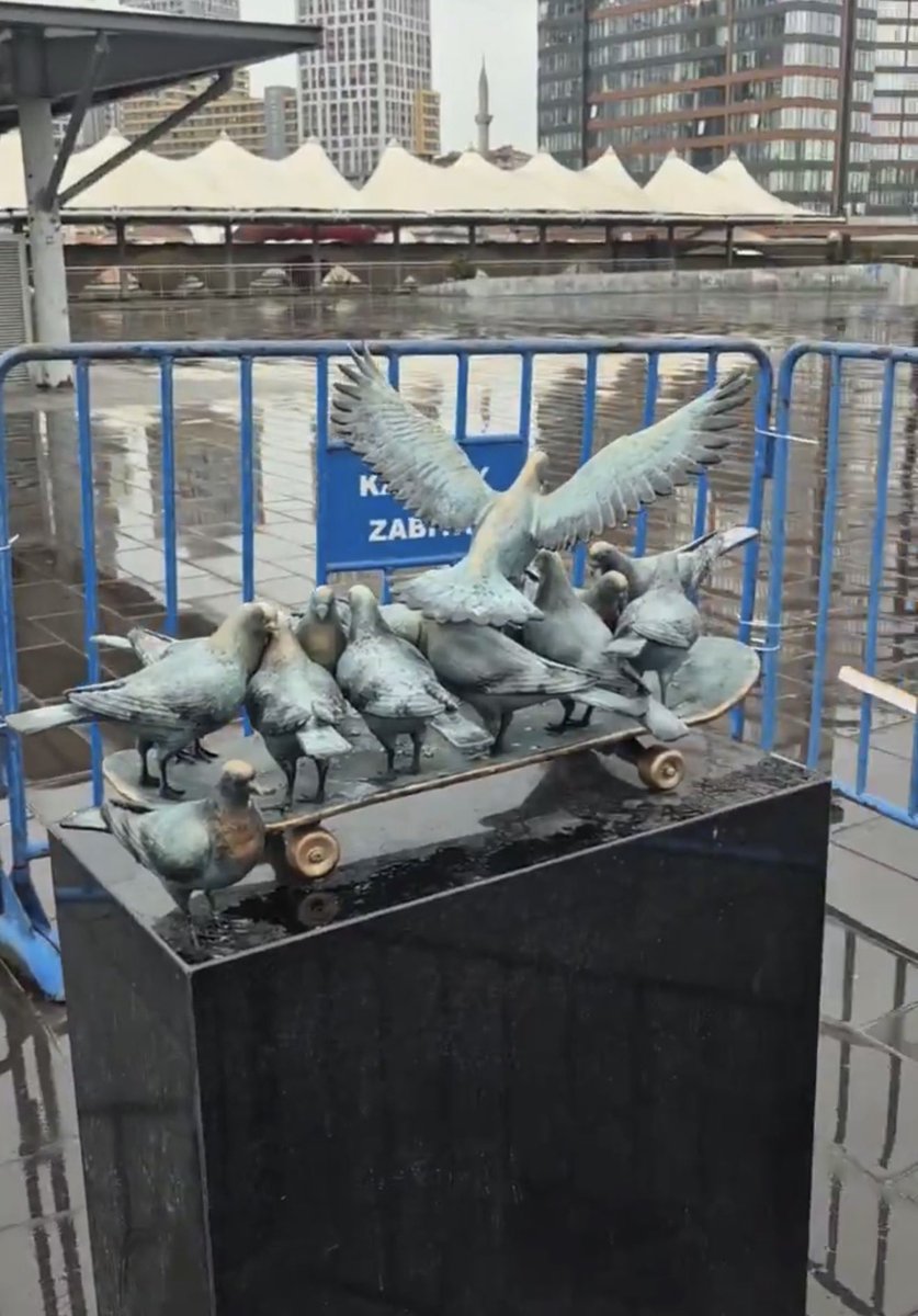 Ahmet Minguzzi’nin anıtı demirler içinde.

Öyle bir düşmanla yaşıyoruz ki katledilen çocuklarımızın anıtlarını bile korumak zorunda kalıyoruz.

Bu mu istediğiniz demokratik Türkiye? Sizin olsun!