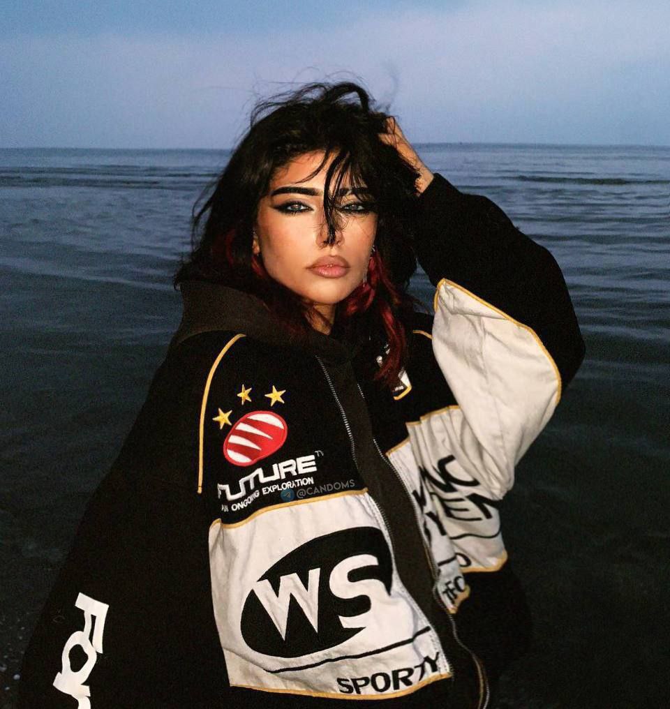 آنا بارانی ۲۳ ساله امروز به اطلاعات احضار و تحت فشار اعتراف اجباری کرده. شنبه دادگاه داره و قبل از هر حکمی اموالش توقیف و ۵۰۰ میلیون جریمه براش اعلام کردن.

آخرین پیامش این بوده که ترو خدا کمکم کنین زندان نرم، خیلی میترسم...