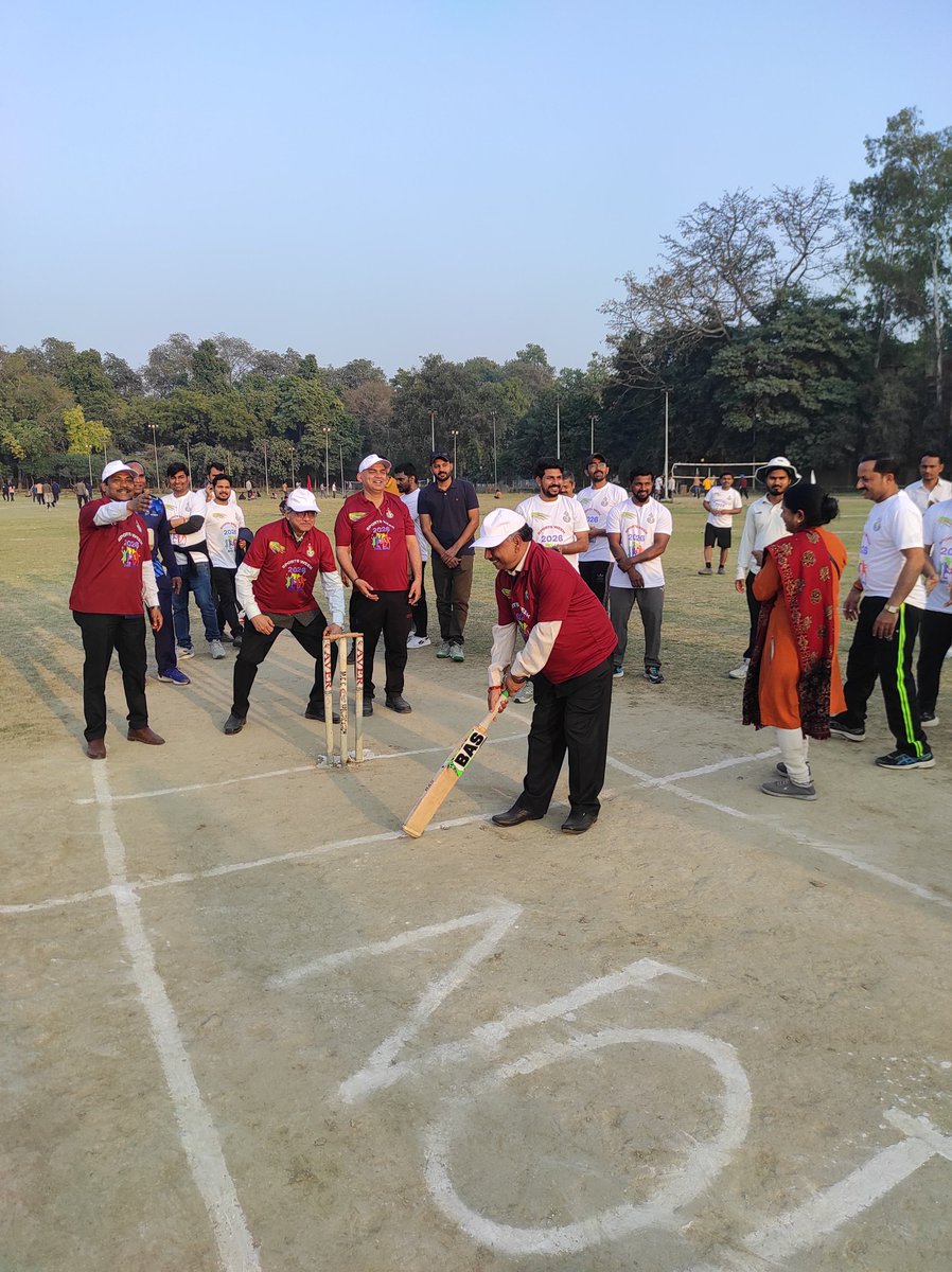 SSH_IMS_BHU's tweet photo. "नेतृत्व का साथ, जीत का विश्वास!🤝
आज SSH,IMS-BHU स्पोर्ट्स वीक में डायरेक्टर प्रो. एस. एन. शंखवार सर और M.S. प्रो. के. के. गुप्ता सर ने खिलाड़ियों से मुलाकात की और उनका हौसला बढ़ाया। क्र��केट और 100/200 मीटर रेस के मैदान पर आज जोश दोगुना था! 🔥 #IMSBHU #SportsWeek2026 @bhupro https://t.co/AXYhz1Ts0p