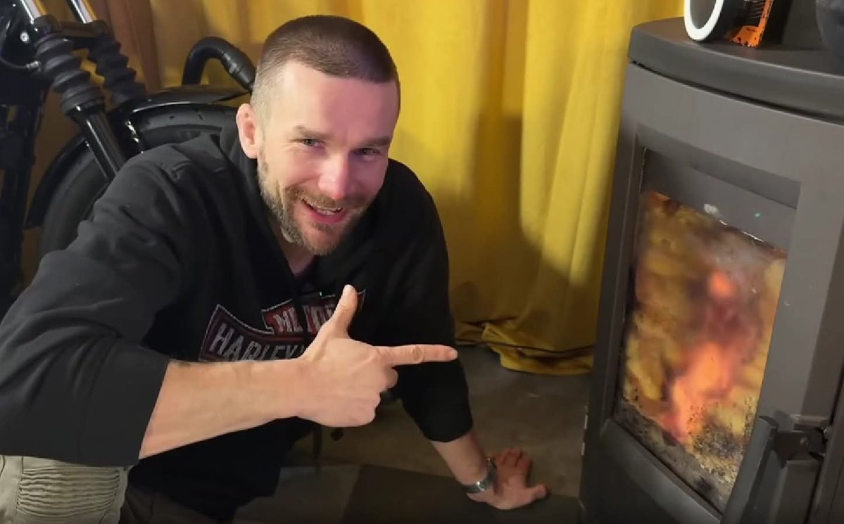 A Polish YouTuber just heated his house by burning 133 Lidl donuts in his stove.

14°C→22°C. Burned for 5+ hours.

Donuts have almost the same energy value as wood pellets - but at €0.0024 per donut, they're insanely cheaper.

Fat Thursday in Poland just solved energy crisis.🍩