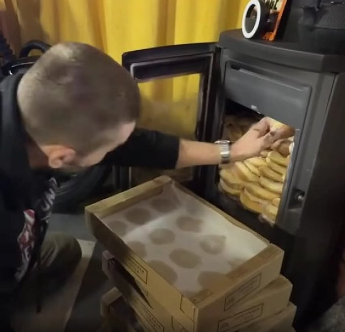 TheDealMakerGuy's tweet image. A Polish YouTuber just heated his house by burning 133 Lidl donuts in his stove.

14°C→22°C. Burned for 5+ hours.

Donuts have almost the same energy value as wood pellets - but at €0.0024 per donut, they're insanely cheaper.

Fat Thursday in Poland just solved energy crisis.🍩