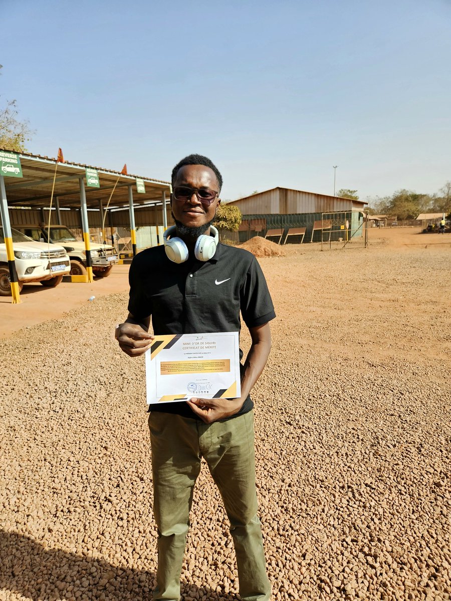 AlphaAliouBald1's tweet photo. Fier et reconnaissant d’avoir reçu ce certificat pour mon engagement lors de la 5ᵉ Foire Économique de Siguiri 2025.  
Mission accomplie dans la discipline, la complémentarité et l’esprit d’équipe, en incarnant les six valeurs d’@AngloGoldAshanti. https://t.co/3apifkJHZb