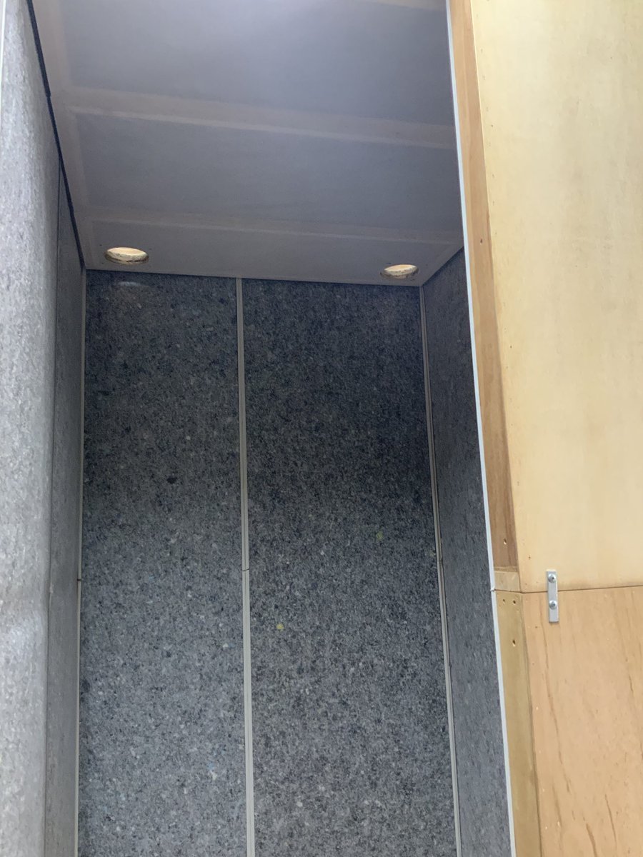 SION_ON9571's tweet photo. 先月納品させて頂いたアドバンスタイプの防音室。
ヘビメタ系のめちゃくちゃ大声のお客様でしたが
木造、2階に設置してリビングで過ごす家族様には一切迷惑を掛ける事なく練習に集中出来る環境を手にして大満足して頂きました。
吸音性能の凄さを実感して頂いてます。
120dBで叫んでも大丈夫👌 https://t.co/Hj5yFrz6o9