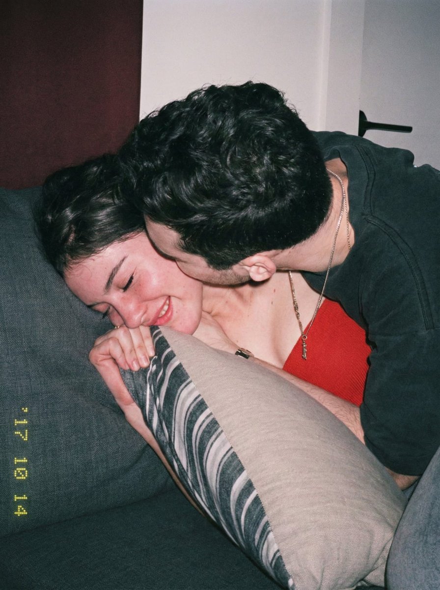 te besan asi y después te dicen que nunca estuvieron enamorados de vos