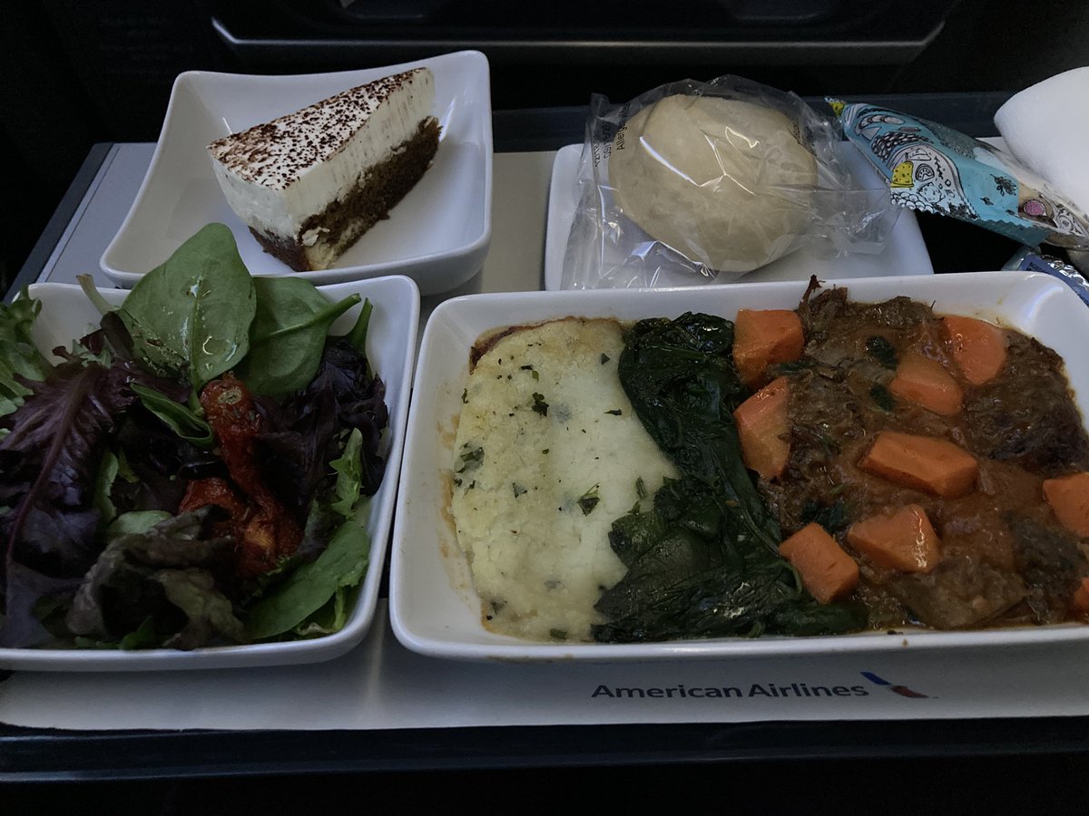 KeiKtrvl's tweet photo. 極寒のアメリカン航空。
エアコンが強いと言うよりは外気温が客室内まで伝わってきてるような…
芯まで冷えました

機内食は2回。

ビーフシチューとオムレツ。

オムレツはチーズ入っていないかCAさんに確認、「入っていない」と言っていたのにしっかり入ってましたよ！？ https://t.co/KyVrjkrcIj