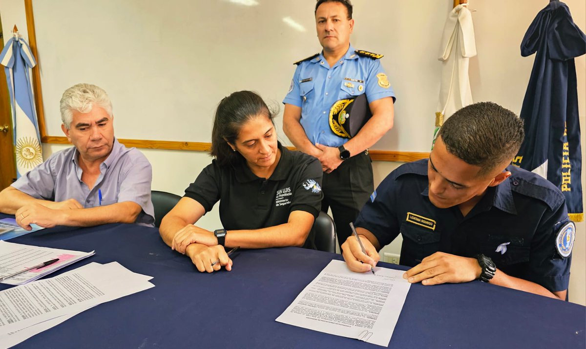 Hoy, en la Jefatura Central de Policía, compartí un encuentro muy importante con 70 aspirantes del Instituto Superior de Seguridad Pública “Coronel Juan Pascual Pringles”. Avanzamos en la firma de los contratos que inician formalmente el trámite administrativo para su ingreso a