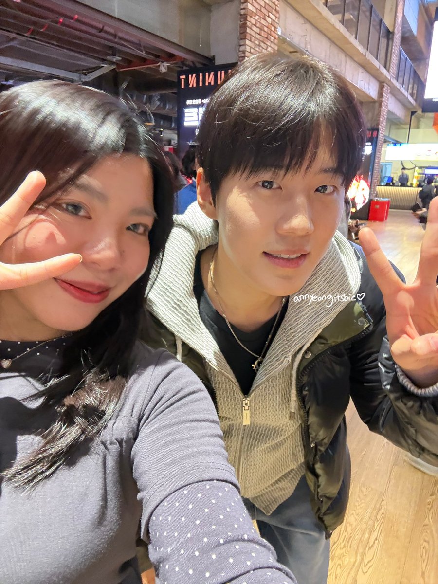 PLEASE TODAY AKU BERHASIL BNGT 😭😭😭😭😭 aku ketemu koko kandungnya sangmin heleppp 😖😖😫😫 malah ada ortunya di samping senyum2 ke kita HUHUHU NANGIS

오늘 시사에 상민이 형이 봤다 ㅠㅠ 부모님이랑 같이 왔엉 ㅠ 꼭 한번 보고싶어는데.. 드디어 만났어요 ㅠㅠㅠㅠ