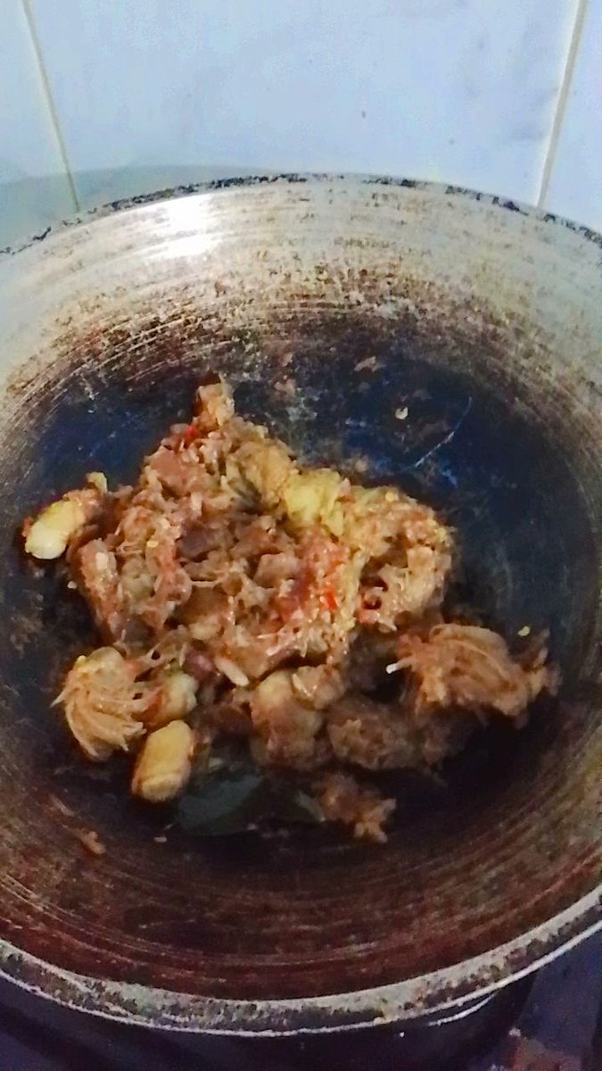 Wong ngarep omah suarane lg manasi gerobak anyar, supoyo rame tak tambahi suaraku lagi manasi sayur winginane isuk