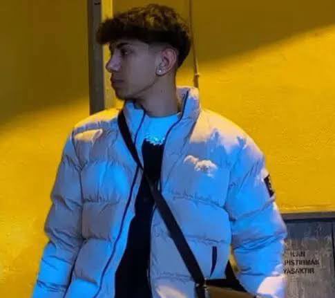 Edirne'de lise bahçesinde 16 yaşındaki Gülden Coni'yi 30 bıçak darbesiyle katleden 15 yaşındaki Enes Ayaz'ın cezası 19 seneye düşürüldü.

Gülden Coni'nin ablası:

"Daha önce 20 sene almıştı. 1 sene düşürüldü. Yatacağı maksimum ceza 8 yıl. Yani 8 yıl sonra katili yeniden burada